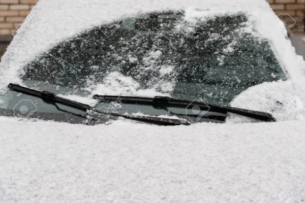 Стартиране на чистачките на предното стъкло под силен сняг е много опасно, особено ако има и натрупан лед. Тогава рамената на чистачките, които са "свикнали" да работят при минимално натоварване по време на дъжд, за подложени на огромен натиск. Шофьорите обаче често ги мързи сутрин и не почистват колата си, като се надяват, че чистачките ще заменят четката за сняг.

В случая, те осъзнават, че снегът е много тежък и той буквално унищожава зъбното колела в мотора на чистачките. Така те увреждат цялата чистачка, чийто ремонт или замяна с нова никак не е евтина.