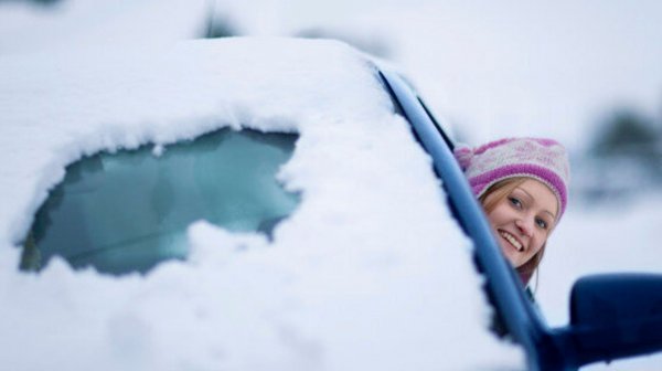 Това го е правил почти всеки един шофьор. Вместо да отдели време, за да изстърже целия лед или да остави колата да загрее и да разтопи леда и снега, просто почиства малко място точно пред мястото на водача. След което се качва и тръгва.

Шофирането е повече от това, което се случва пред вас на пътя. При това положение не виждате останалите превозни средства, които се движат в различни посоки. И ако не можете да ги видите, как очаквате, че те се движат безопасно? Затова задължително трябва да отделите време и да изчистите всички прозорци, като не забравяте да изстържете и огледалата.