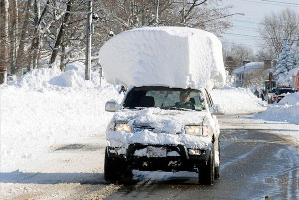 През зимата е обичайно големи снежни преспи да се натрупват върху колата, особено на покрива. Те задължително трябва да бъдат премахнати преди потегляне, тъй като могат да бъдат издухани от вятъра и да заслепят шофьор, каращ зад вас. Понякога теглото на снега и леда е толкова голямо, че може дори да причини сериозни средства на други превозни средства, ако ги удари.

В крайна сметка - това е лед и сняг, така че няма да нараните боята на автомобила си, ако ги изстържете и премахнете преди да тръгнете на път. Все пак, не използвайте лопатка с метално острие или нещо подобно. И знайте, че в много държави по света снегът върху превозното средство е нарушение, заради което може да бъдете глобени!