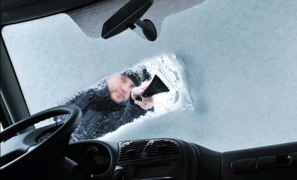 Първо, запалете двигателя и след това стартирайте размразяването. След това излезте навън, но внимавайте да не заключите случайно ключовете в колата! Изчистете целия натрупан сняг върху автомобила, като обърнете внимание и на покрива, където също се образуват преспи. Премахнете ги задължително!

Започнете изстъргването на леда от предното стъкло (най-добре то да е първо). Внимавайте с рамената на чистачките, те може да са замръзнали за предното стъкло. Леко поместване, съчетано с топлината от размразяването обикновено ще ги разхлаби за секунди. В никакъв случай не позволявайте рамената на чистачките да се ударят в предното стъкло.