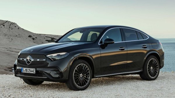 Продажбите на GLC са нараснали с 58 процента през 2024, но автомобилният производител не прави разлика между стандартния модел и купето. Mercedes заяви, че иска да опрости гамата си, а слуховете сочат, че GLC Coupe ще бъде една от първите жертви на новата стратегия.