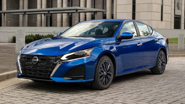 Първо си отиде Maxima, а сега е ред на Altima. Дебютирайки през 1993 като много по-малък автомобил, Altima остава популярен избор за купувачите, които търсят нещо евтино, а Nissan пусна няколко мощни версии по пътя. В началото на 2000-те се разраства до седан от среден размер и така напуска пазара.