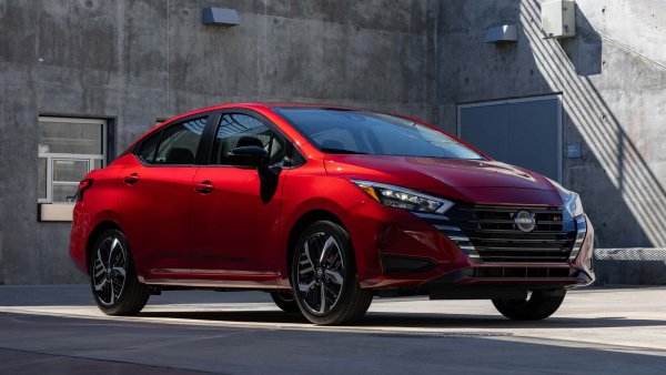 Nissan не е потвърдил окончателно &bdquo;смъртта&ldquo; на Versa за 2026, особено на фона на скока в продажбите за 2024. Информациите показват, че най-евтината кола в Америка може да се задържи на пазара още година. Моделът от 2025, който беше представен съвсем наскоро, започва от малко над 18 000 долара.
