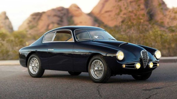 Връщайки се малко по-назад във времето, откриваме друга Alfa за повече от милион евро, която обаче също не можа да си намери нов собственик на търг. През 2016 RM Sotheby's предлага Alfa Romeo 1900C SS Berlinetta Zagato от 1955, оценена на еквивалента на 1 744 382 евро.

Това компактно купе, едно от 39-те, произведени от миланския производител на каросерии, е оборудвано с 1975-кубиков двигател със 116 к.с. и има богата спортна кариера.