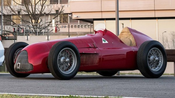 В областта на най-ценните и исторически важни автомобили има и шампион като Alfa Romeo 158/159 &bdquo;Alfetta&ldquo; - едноместният автомобил, който спечели първите два световни шампионата на Формула 1 през 1950 и 1951. Колите са пилотирани от Нино Фарина и Хуан Мануел Фанджо - шампиони, които успяха да направят тази легендарна едноместна победа благодарение на 8-цилиндровия си редови двигател, с двойни компресори, работен обем от 1,5 литра и мощност от 425 к.с.

От четирите екземпляра, построени на базата на Tipo 159, най-известният се съхранява в музея в Арезе и дори тогава е трудно да се установи стойността му. Факт е, че Mercedes-Benz W196R (считан за конкурент), беше продаден за близо 23 милиона евро, така че тази Alfetta със сигурност трудна между 15 и 20 милиона евро