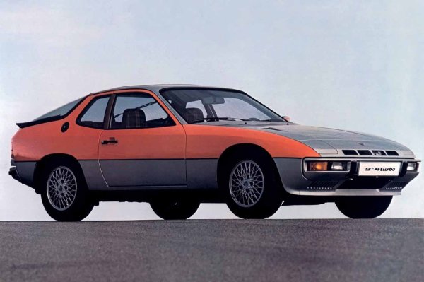 В края на 70-те години на миналия век Porsche решава да пусне на пазара Turbo версия на 924, за да допълни гамата си. Моделът е базиран на конвенционалния вариант, но със значителни модификации, включително естетически. Като например четирите въздухозаборника отпред или предният капак.

Отзад има черен спойлер на задната врата, а джантите, които виждате на снимката, също са специфични. Под капака е монтиран 2-литров редови четирицилиндров двигател, произвеждащ 170 к.с., въпреки че мощността е леко увеличена при по-късни модификации.
