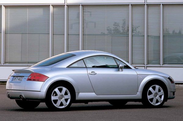 Първото поколение на Audi TT е поредната недооценена европейска класика. Компактен спортен автомобил, който революционизира гамата на марката от Инголщат. Той има неповторими извити линии и, предвид премиум усещането си, е желан от мнозина по времето, когато е пуснат на пазара.

С течение на времето това Audi губи малко от елегантността си, но днес е чудесен вариант за забавно шофиране. Предлага се с гама от двигатели, която включва бензинови с мощност 180 и 225 к.с., както и във версии купе и кабриолет.
