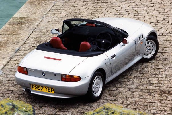 BMW Z3 е отличен спортен автомобил, един от онези, които е удоволствие да се шофират просто заради удоволствието от шофирането. Той има естетика, която нараства по чар с течение на времето, и въпреки че споделя много елементи с 3-та серия, седан от D-сегмента, външният му вид е напълно различен.

Един от първите му двигатели е 1,9-литров, четирицилиндров бензинов с мощност от близо 140 к.с. Той го прави да се движи плавно, тъй като ниското му тегло означава, че не се нуждае от повече мощност. Черешката на тортата е ръчната трансмисия и системата за задвижване на задните колела.
