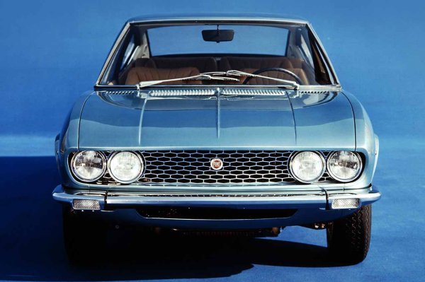 Италианската марка Fiat лансира модела Dino през 1967 г. Автомобил, разработен в сътрудничество не с кой да е, а с Ferrari. Всъщност името на автомобила идва от едноименния V6 двигател на компанията от Маранело, който е създаден с много специфична цел.

Създаден е, за да може Енцо Ферари да хомологира V6 двигател за състезателни автомобили от Формула 2. Що се отнася до Fiat, неговият двигател осигурява малко над 160 к.с. в своята 2-литрова V-шестцилиндрова конфигурация. Максималната скорост е над 200 км/ч.
