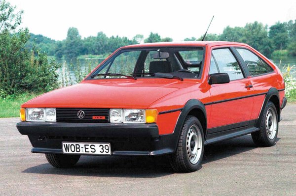 По-младото поколение ще си спомни само по-модерния модел Volkswagen Scirocco. Купе, базирано на Golf, с впечатляващи линии, което изчезва от каталога на фирмата от Волфсбург не толкова отдавна. В този случай обаче става дума за второто поколение.

Моделът на снимката е от началото на 80-те години на миналия век, който разширява обхвата си в сравнение с предшественика си, проектиран от Джорджето Джуджаро. Има базова версия с 1.6-литров двигател с мощност 75 к.с., но се предлага и 1,8-литров със 130 к.с.
