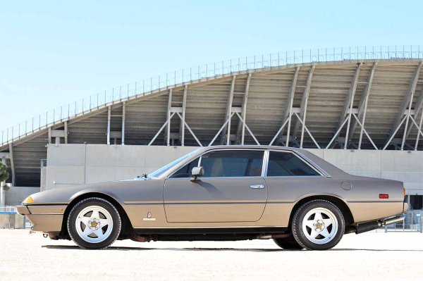 Може би за някои ще е изненада Ferrari да попадне в списък с недооценени европейски класики, но е така. Става дума за 400 GT, който се смята за еволюция на 365 GT4 2+2. Модел, който е сравнително забравен, но със сигурност не го заслужава.

Като начало, той разчита на 4.8-литров V12 двигател с мощност от близо 350 к.с. Неговата естетика на седан-купе с изскачащи фарове е пленителна. Това е първото Ferrari, предлагано на пазара с 3-степенна автоматична скоростна кутия, първоначално от General Motors.
