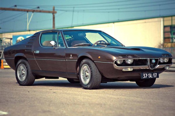 В продължение на много години Alfa Romeo е смятана (и в някои отношения все още е) за марка, която произвежда красиви автомобили. Визуално много привлекателни. Alfa Romeo Montreal не прави изключение и това не е изненадващо, тъй като дизайнът ѝ е дело на Марчело Гандини.

В случай, че не си спомняте, Гандини е отговорен и за визията на Lamborghini Miura. Montreal е луксозен гранд турър с конфигурация на интериора 2+2 и 2.6-литров V8 двигател с мощност 200 к.с. Произвеждан е от началото до края на 70-те години на миналия век.
