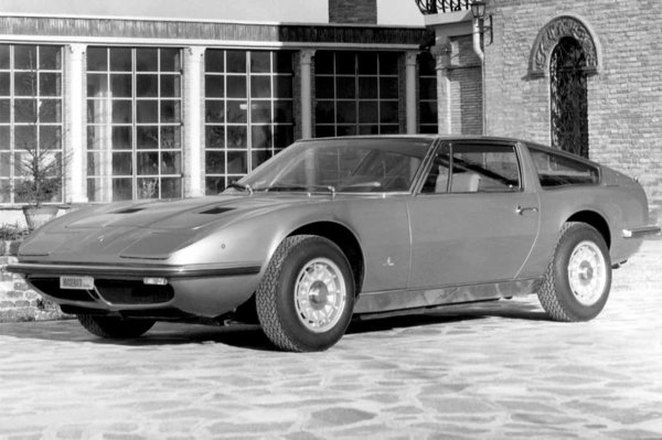 Последният модел в този списък с подценени европейски класики е Maserati Indy. Един от най-малко популярните автомобили на италианската компания с тризъбеца, но такъв, който заслужава да бъде запомнен. Защо? Ами, като начало, може да превозва до четирима възрастни вътре.

Това Maserati е създадено в чест на победите на марката в състезанието Indy 500 и споделя много елементи с първото поколение Ghibli. Моделът има независимо предно окачване, твърд заден мост и полумонокок. Също така разполага с богато луксозно оборудване.
