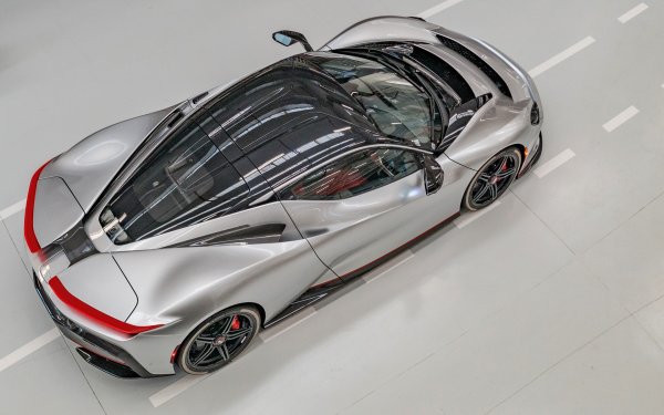 Дебютът на първия модел на Automobili Pininfarina се оказа шумен, въпреки че задвижващата систева на хиперавтомобила, кръстен на Джовани Батиста „Пинин“ Фарина - основателят на известното италианско автомобилно студио за дизайн, работи почти безшумно, а тонизиращият саундтрак на двигателя с вътрешно горене в двуместния кокпит се създава от аудио-системата. Трудно е да се съревноваваш с Battista по елегантност, а комбинираната мощност на квартета електрически мотори, осигуряващи задвижване на четирите колела, е впечатляваща. 

Такива са и динамичните показатели: 0–100 км/ч за 1,89 сек, 0–300 км/ч за 10,49 сек и максимална скорост от 358,03 км/ч. За да доведете ефективно един хиперавтомобил до своя предел, в допълнение към мощността на спирачната система с карбоново-керамични дискове с диаметър 390/380 мм и 6-бутални апарати, е необходима опора на регулируемо задно крило, което при такива ситуация, като на реактивен изтребител, се превръща в аеродинамична спирачка.
