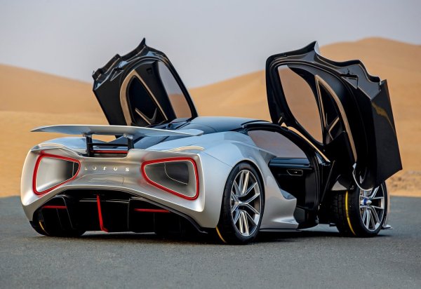 Електрическият първороден Lotus е наистина &bdquo;жив звяр&ldquo; (това е значението в свободен превод от еврейската дума Evija) с четири електрически мотора, произвеждащи общо 2000 к.с. Очакваната динамика е ускорение от 0 до 100 км/ч за по-малко от 3 секунди, от 0 до 300 км/ч - за 9,1 сек и максимална скорост от 349 км/ч.

Капацитетът на тяговата батерия от 70 кВт/ч трябва да е достатъчен за развиване на 400 км/ч и движение в продължение на 7 минути на писта. Последното е отличителна черта на всички хиперколи, задвижвани с електричество.
