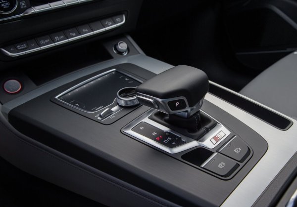 Повечето употребявани второ поколение Audi Q5 имат седемстепенна трансмисия с двоен съединител. Всеки, който се сеща за повреди в мехатроника или проблеми с съединителя, когато чуе "DSG", може да въздъхне с облекчение в случая с Q5, защото при автомобили с двигател поставен надлъжно, те се срещат много по-рядко, отколкото при конструкции, познати от Tiguan, където двигателят е монтиран напречно.

Скоростната кутия S tronic не страда от проблеми със съединителя или лагерите и работи гладко и уверено. Единственият ѝ недостатък е калибрирането на реакцията към газа. При маневриране колата може да рязко да скочи напред. 

По-редките версии с осемстепенна, класическа автоматична скоростна кутия, монтирана в V6 двигатели, са безпроблемни.