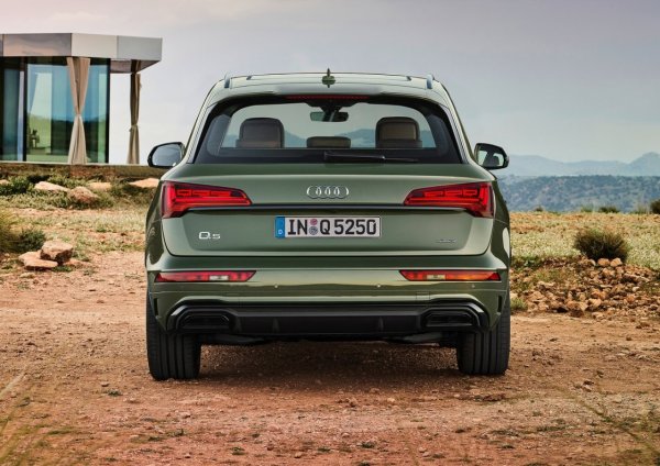 Многозвенният заден мост на Audi Q5 беше обект на изтегляне от експлоатация. Долните задни контролни рамена са изработени от алуминий, с гумено-метални втулки, притиснати в стоманения корпус. През зимата водата проникваше през пукнатините, а поради прогресивна корозия втулките се разхлабваха, поради което от 2019 управляващите рамена бяха подменени като част от сервизна кампания.

След това обаче имаше все повече автомобили с неестествено износване на задните гуми. Механици твърдят, че вината често е на сервизите, които са сменили контролните рамени, но са пропуснали задължителния реглаж след такъв ремонт.
 
Освен това, при измерване на осите, се появиха разхлабени гайки на винтовете за регулиране, които не издържаха на натоварването и сами промениха настройката на окачването. 

Когато купувате Audi Q5 от първите години на производство, трябва да погледнете гумите на задната ос, да проверите геометрията и да се уверите, че гайките за регулиране не са корозирани или напукани.
