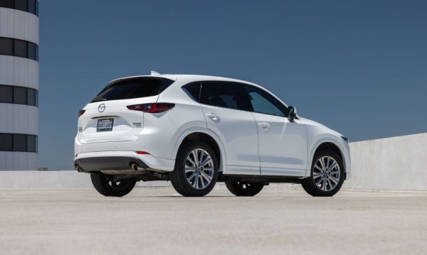 Спрямо 2024: 3% ръст

Мнозина бяха скептични за плана на Mazda да се откаже от малките и евтини модели за Европа, и да заложи основно на големи и скъпи SUV. Но всъщност ходът се оказва успешен: поредна година на растеж, и растящо търсене за модели като CX-60 и новия седемместен CX-80. 

Най-продавани модели:
CX-60 - 61
CX-80 - 53
CX-5 - 51
CX-30 - 31
Mazda 3 - 22
