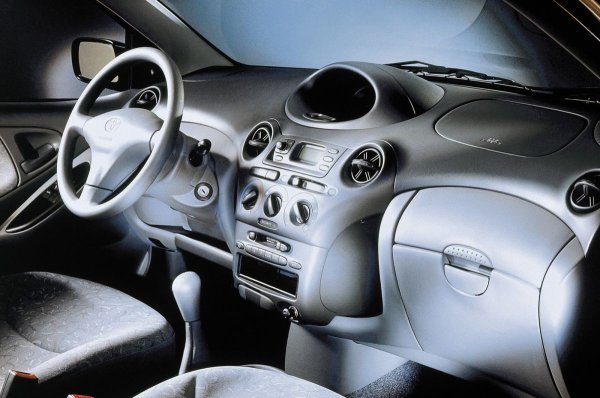 Жабки на две нива с второ тайно отделение над основното не са чак толкова рязко явление, но през 1999 г. подобно решение изглежда най-малкото нестандартно. При това то се появява при първото поколение на Toyota Yaris. В салона на този малък хечбек – от дясната страна на предния панел, има два капака на жабката.