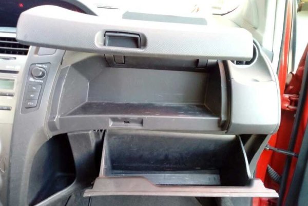 Единият от тях се сваля надолу, осигурявайки достъп до по-просторно отделение, а другият се повдига, като също открива място за малки предмети. На някои пазари Yaris се предлага без въздушна възглавница за пазажера, като там жабките са три. Най-голвата е скрита в ниша, като е по-скоро декоративна.