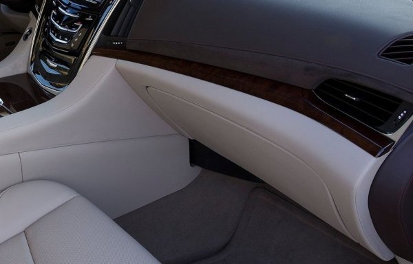 Американците, които първи инсталираха климатик в сериен автомобил, също подходиха творчески към организацията на жабката в редица свои модели. Например в предишното поколение Cadillac Escalade дори традиционната сгъваема жабка в краката на предния пътник се отваря необичайно - с бутон в горната част на централната конзола, до екрана на мултимедийната система. 