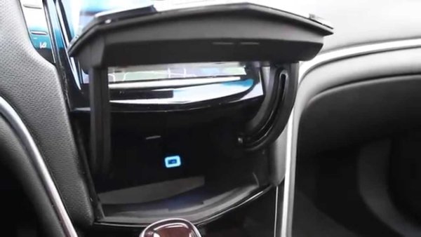 Всъдеходът има и втора жабка - тайна. Тя е скрита зад контролния панел на климатика, като представлява малка ниша с подсветка и USB-конектор в задната стена за зареждане на джаджи. Освен това се отваря и затваря електрически след докосване на незабележима хромирана декоративна лента в долната част на капака на тайното отделение. Е, бонус е възможността да зададете четирицифрена парола, за да отворите не само тази кутия, но и основната жабка пред пътника. Кодът се въвежда през мултимедия. 