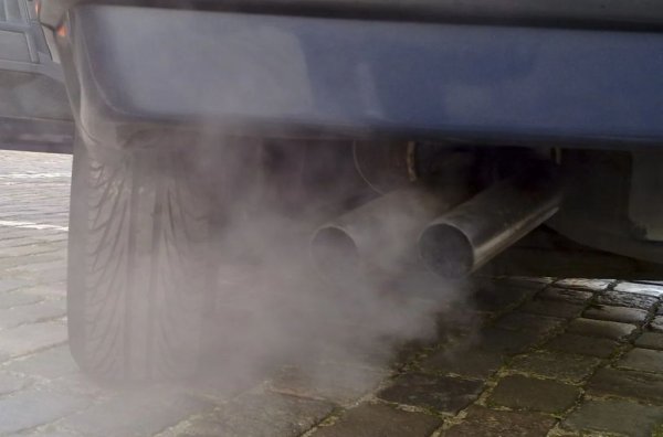 Няма двигател, който да не може да се възстанови. Въпросът е само на каква цена и като пари, и като време. 
Затова обърнете внимание не само на звука от двигателя, но и на цвета на отработилите газове, излизащи от ауспуха. Сивкав, синкав или черен пушек е знак, че или трябва да се спазарите за доста голяма отстъпка, или направо да се откажете. Не вярвайте на обяснения като "само трябва да се сменят свещите", или "да се промият дюзите". Ако беше такава дреболия, продавачът щеше да я е направил за своя сметка. Щом не е отстранил потенциален повод за сваляне на цената, значи това би му излязло още по-скъпо. 
