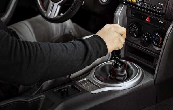 Много е трудно проблемите с нея да се забележат при статичен оглед - дори и ако вдигнете колата на подемника, най-много да забележите маслени "запотявания", а и те може да се дължат на уплътненията, което при стари автомобили е нормално. 
Затова трябва да обърнете особено внимание на трансмисията, докато лично тествате колата. Не оставяйте продавача да ви вози - той може да е свикнал с дефектите и да знае как да ги прикрие. Изобщо никога не купувайте кола, която не ви дават да покарате преди това. 
