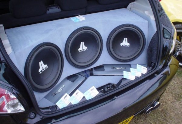 Нерядко на пазара се появяват автомобили с допълнително инсталирана аудиоуредба, допълнителни "спортни" прибори или нещо подобно. В тях сами по себе си няма нищо лошо. Но в съвременните автомобили всичко е взаимосвързано, затова се уверете, че при монтирането им не са прекъснати някои други функции. Внимателно проверете дали всичко работи - от светлини и климатик до предупредителните лампички по таблото (те трябва да светнат до една при включване на контакт). 
