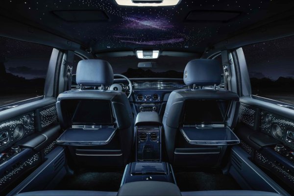 Есенцията на висшия стил при автомобилите: вече почти столетие Rolls-Royce Phantom с право се кичи с титлата "най-добрата кола в света". Специалното стъкло, което отделя шофьора от пътниците, е звуконепроницаемо и може да се затъмни само с едно натискане на бутон. Предното табло е облицовано с най-голямата стъклена "галерия" в автомобилния свят, зад която можете да поставите каквото ви хрумне: произведение на изкуството, рисунка на децата си, бижута, зодиакалния си знак, дори традиционна българска дантела, както наскоро постъпи една западноевропейска графиня. Поделението за специални поръчки Bespoke е на разположение да изпълни всеки клиентски каприз. 
