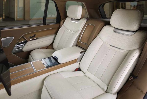 Репутацията на компанията за надеждност никога не е била от най-добрите. Но репутацията й като създател на луксозни автомобили става все по-заслужена с годините. Особено във върховото си ниво Autobiography, новият Range Rover не отстъпва почти на никого в луксозния сегмент. И успоредно запазва способността си да се движи и там, където няма и помен от пътища. Вграденият хладилник ще ви предложи адекватна напитка дори насред джунглите на Гватемала. Не че някой някога е вкарвал Range Rover Autobiography там. 
