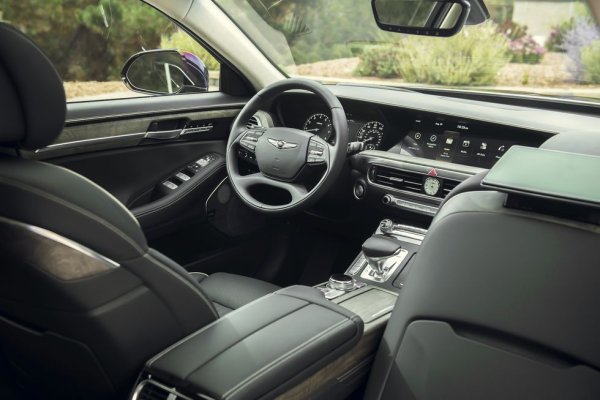 Тук вниманието ви се раздвоява между елегантния дизайн и високите технологии. Най-луксозната лимузина на дъщерната марка на Hyundai дава наистина първокласно усещане вътре, независимо дали изберете екологично, или традиционно обзажвеждане. 
