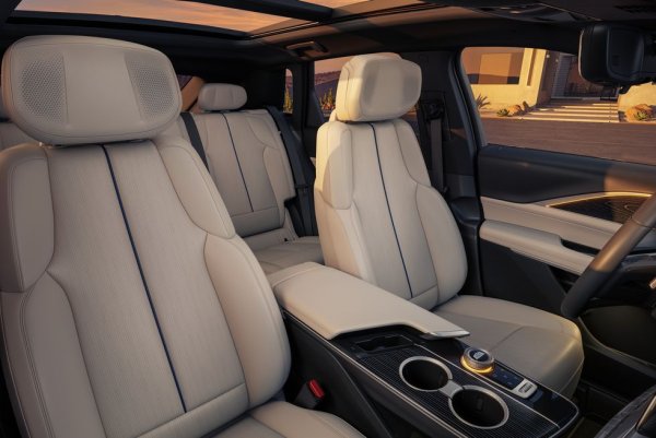 Амбицията на GM е да продава Cadillac Lyriq в ценовия сегмент на Rolls-Royce. Дали това е комично изхвърляне, или добър бизнес план, тепърва ще разберем. Но, поне в областта на интериора, американците са приели задачата много присърце. Извитият 33-инчов (!) дисплей на таблото има впечатляваща графика. Колата идва със система за активно шумопотискане, така че аудиофилите да се насладят пълноценно на 19-те AKG surround говорителя. 
