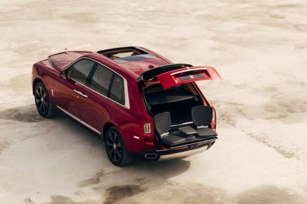 В Rolls-Royce не обичат понятието SUV да се използва за техните модели, и може би имат право: то звучи твърде пролетарско за автомобил, който между двете си масажни кресла отзад крие декантер за уиски и охладител за шампанско. А когато масажът ви омръзне, можете да отворите вградените в багажника седалки Bespoke Viewing, и да си допиете чашата, съцерцавайки природата и наслаждавайки се на ветреца.