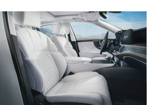 Най-големият седан на премиум марката на Toyota вози тихо и необикновено комфортно. Седалките са специално проектирани да поглъщат шума и вибрациите. Някои чисто японски занаятчийски продукти, като стъкло Кирико и плетки от метални нишки, превръщат интериора на LS в нещо неповторимо. 
