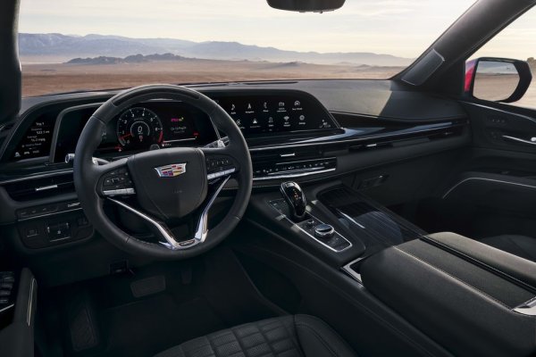 Тази кола винаги е следвала девиза "по-голямото е по-добро". Предният ред вече предлага 38-инчов извит OLED дисплей. Хладилникът побира шест винени бутилки. А системата за асистиране на водача Super Cruise може сама да ускорява, спира и изпреварва. Макар че когато под капака има 6.2-литров V8, човек може би ще предпочете да кара сам?
