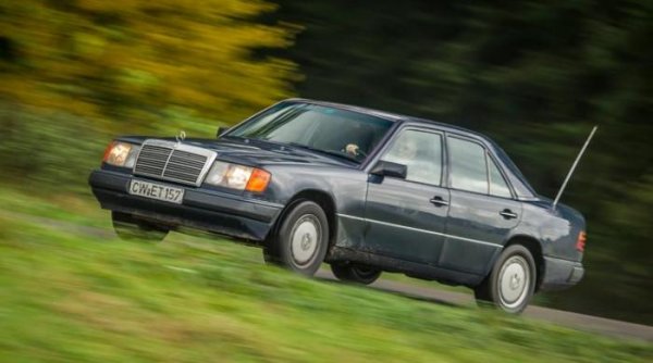 Работник от Daimler-Benz купува колата с дизелов двигател през 1992 г. Скоро след това планира да го препродаде, но разбира, че няма сърце да се раздели с него. W124 и днес се намира в прекрасно състояние, макар и да успява да участва в ПТП. Досега собственикът му Михаел Никл е похарчил около 58 500 евро за ремонт на мерцедеса и 53 800 евро за гориво.
