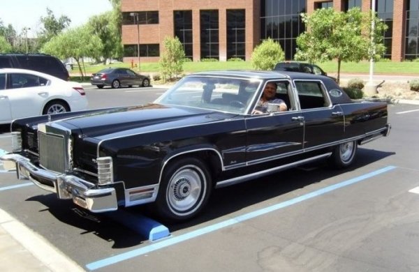 Автомобилът на Чет Белайл може смело да бъде сравнен с наземна яхта, чийто собственик обича да обикаля Америка заради едната наслада от това. Улисан в пътешествията си Чет така и не забелязва, че е изминал над 2 милиона километра. Той признава, че Lincoln Towncar нито веднъж не го е подвел. През всичките тези години е сменил само трансмисията и не пропуска нито едно техническо обслужване.
