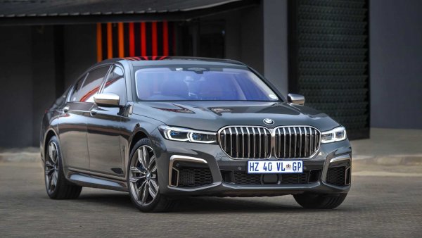 BMW M760Li xDrive е най -мощната версия на флагмана на производителя от Мюнхен. Моделът излезе през 2016 година, а 3 години по-късно претърпя фейслифт. Двигателят N74 на BMW е 6,6-литров туин-турбо V12. Системата xDrive позволява задвижване на всички колела, като работи с 8-степенна автоматична трансмисия Steptronic.

Обем: 6592 куб. см

Мощност: 600 к.с.

Въртящ момент: 800 Нм

Ускорение от 0 до 100 км/ч: 3.9 секунди

Максимална скорост: 250 км/ч (електронно ограничена)
