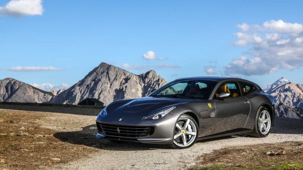 Еволюцията на Ferrari FF е моделът GTC4Lusso, който представлява спортен модел с 2 + 2 места. Неговият двигател е 6,3-литров 12-цилиндров, като е монтиран отпред и е комбиниран със система 4WD Evo за задвижване на всички колела. Скоростната кутия е 7-степенна автоматична.

Обем: 6262 куб.см

Мощност: 690 к.с.

Въртящ момент: 697 Нм

Ускорение от 0 до 100 км/ч: 3,4 секунди

Максимална скорост: 335 км / ч