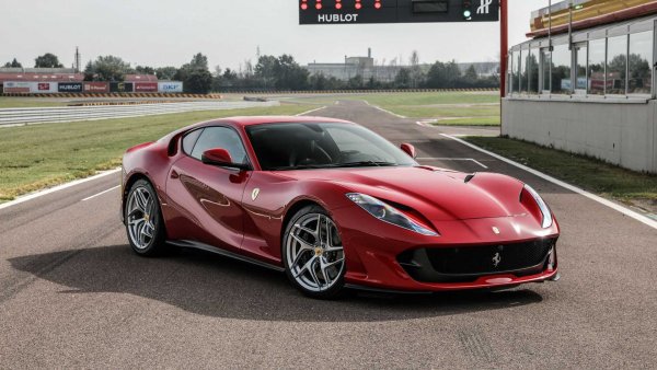 Ferrari 812 Superfast се произвежда от 2017 година, като той замени модела F12berlinetta. С 800 к.с., осигурени от мощния 6,5-литров V12, 812 Superfast е най-мощният модел на производителя (с изключение на моделите, произведени в ограничени серии). 

Атмосферният мотор ползва много технологии от Формула 1 като всмукателни канали с променлива геометрия, комбинирани с директно впръскване при 350 бара. Мощността се предава на задните колела чрез 7-степенна автоматична трансмисия с двоен съединител.

Обем: 6496 куб. см

Мощност: 800 к.с.

Въртящ момент: 718 Нм

Ускорение от 0 до 100 км/ч: 2,9 секунди

Максимална скорост: 340 км/ч