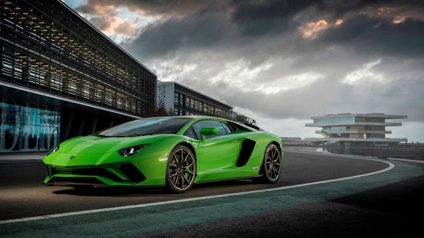 Друг двигател V12, поставян на друг италиански автомобил - това е Lamborghini Aventador S, който дебютира на пазара през 2016 година. Суперколата е оборудвана с 6,5-литров V12, който е в състояние да достави максимална мощност от 740 к.с.и въртящ момент от 690 Нм. Задвижването е допълнено от роботизирана 7-степенна скоростна кутия и система за задвижване на четирите колела.

Обем: 6498 куб. см

Мощност: 740 к.с.

Въртящ момент: 690 Нм

Ускорение от 0 до 100 км/ч: 2,8 секунди

Максимална скорост: 350 км/ч