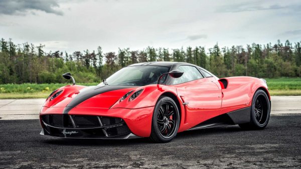 Тази суперкола излезе през 2011 година, за да замени Zonda, като е оборудван с оригинален двигател на Mercedes-AMG. Това е 6,0-литров V12, който доставя 700 к.с.и 1000 Нм въртящ момент. Скоростта, която Huayra може да достигне, е впечатляваща - 370 км/ч.

За да се справи с високия въртящ момент от 1000 Нм, Pagani се обърна към британската компания Xtrac, която доставя напречно монтираната 7-степенна последователна скоростна кутия. През 2017 година. беше представена и версията Roadster, използваща същия двигател, но с мощност от 764 к.с., за да компенсира разликата в теглото.

Обем: 5980 куб. см

Мощност: от 700 - 764 к.с.

Въртящ момент: 1000 Нм

Ускорение от 0 до 100 км/ч: 3 секунди

Максимална скорост: 370 км/ч