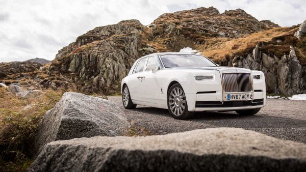 Phantom VIII е най-добрият модел на Rolls Royce, но и най-старият. Седанът, който е в осмото си поколение и се произвежда от 2017 година, се задвижва от двигател, изграден на базата на мотора N74 на BMW) Той е претърпял някои модификации, като например използва само един турбокомпресор.

Мощността на 6,75-литровия V12 е 571 к.с., а въртящият момент достига 900 Нм само при 1700 об/мин. Една от особеностите на автомобила е 8-степенната автоматична трансмисия ZF, която работи отлично.

Обем: 6749 куб. см

Мощност: 571 к.с.

Въртящ момент: 900 Нм

Ускорение от 0 до 100 км/ч: 5,3 секунди

Максимална скорост: 250 км/ч