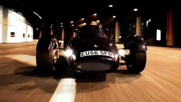 Доста преди T.50 Гордън Мъри създаде Rocket и този автомобил е подчинен на манията му за намаляване на теглото и максимално компактна схема на колата. Пилотът и пасажерът седят един зад друг, двигателят е от мотоциклет &ndash; 1000-кубиков агрегат от Yamaha FZR1000, а мощността му е 145 конски сили. На пръв поглед не е много, но Rocket тежи по-малко от 400 кг.
