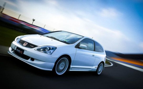 Забележителна кола с високоборотен двигател и дръзка външност. В бюджета ми може да се вмести версията EPS на базата на трето поколение на Civic, произвеждано през периода 2001-2006 г. При малко късмет се намират и машини от следващата генерация FN2 (2006-2011), която прилича на космически кораб.

И двата автомобила им под капака си 2,0-литров турбомотори с 4 цилиндъра. При Type R FN2 той развива 201 к.с., които позволяват ускорение от 0 до 100 км/ч за 6,6 секунди и развиване на 235 км/ч. И двата модела са само хечбеци, докато при 8-ата генерация има и седан, предлаган единствено за пазара в Япония.

Можете да потърсите и култовият Civic Type R EK9 от края на 90-те години със забележителен 1,6-итров мотор с мощност 185 к.с.
