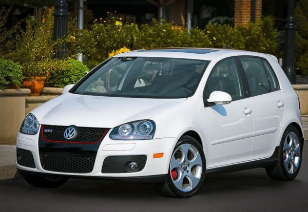 Привържениците на старата школа могат да обърнат поглед към "горещия" вариант на петото поколение на Golf, който дебютира през 2004 г. Двулитровият турбомотор с мощност 200 к.с. е съчетан с 6-степенна преселективна скоростна кутия DSG с два съединителя или с 6-степенна механична кутия.

Според експерти, вариантът с ръчни предавки е по-добрият. Моделът се предлага както с 3, така и с 5 врати, като има огромен потенциал за тунинг. Салонът на VW GTI е ергономичен, което прави пътуването по-приятно.
