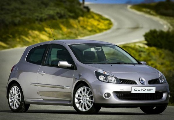 За 7500 евро трудно ще намерите Renault Megane RS, но пък можете да станете собственик на субкомпактния  Clio RS, посторено на базата на третото поколение на модела. "Малък и весел" - така определят хечбека, който разчита на 2,0-литров атмосферен мотор с 200 к.с., достъпни при 5500 об/мин.

Този модел винаги е бил ценен от специалистите, като след фейслифта му през 2009 г. беше обявен за "911 GT3 сред хот-хечовете", както и за най-добрия автомобил в този клас.
