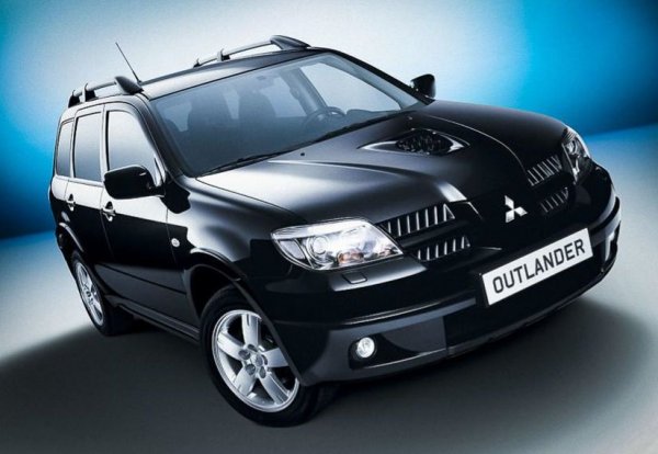 Вероятно някои хора гледат презрително на този автомобил, но не са прави! Топ-версията на първото поколение на Outlander от 2004 г. предлага практична каросерия и легендарния турбодвигател 4G63T с обем 2,0 литра, който се поставя на култовото Mitsubishi Lancer Evolution. При Outlander Turbo той развива 202 к.с. и 303 Нм, а при версията Airtrek (само за Япония) генерира 240 к.с. и 343 Нм.

Ако този кросоувър ви се струва скучен, имайте предвид, че моторът му носи на тунинг, като може да достигне много сериозна мощност. Така че на пазара има и преправени Outlander/Airtrek, като качеството им зависи от конкретния екземпляр.
