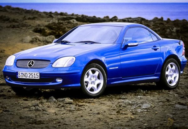 Първото поколение на модела (R170) е един от най-възрастните модели в този списък, тъй като се произвежда през периода 1996-2004 г. Втората генерация е по-добра, но едва ли може да се намери на такава цена. Затова и ще трябва да се задоволите с модификацията SLK 230 Kompressor с бензинов двигател с обем 2,3-литра и механичен компресор.

Този мотор може да се съчетава както с автоматична, така и с механична скоростна кутия, а задвижването е само задно. Купето във варианта с късо разстояние между двете оси не е добро предложение за зимата, но пък през лятото се представя отлично на пътя.
